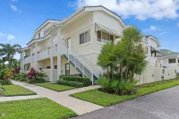 Walk to the Beach/Pool 2/2 Newly Renovated Condo