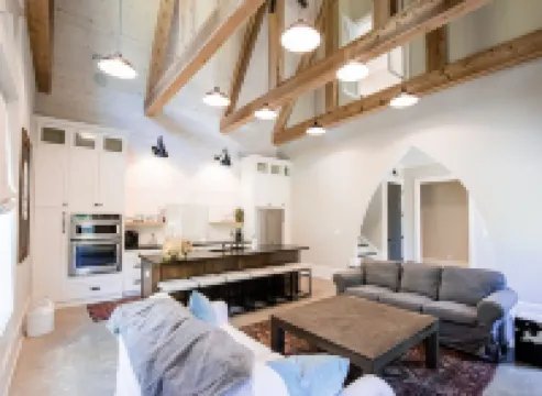 The Black Barn, 3 BR/3 BA House! Easy walking Distance To Everything!