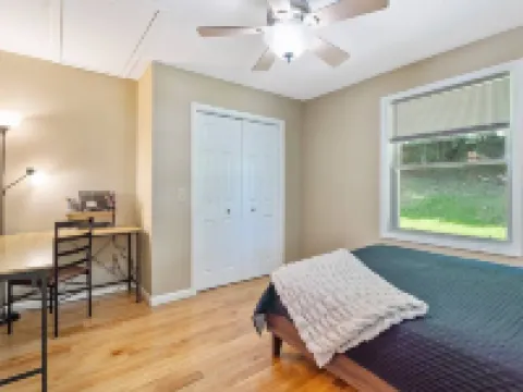 Open Concept /Spacious/ Private /Modern /Hardwoods Hoteles en Oswego