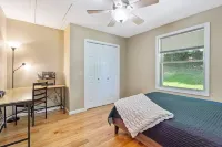 Open Concept /Spacious/ Private /Modern /Hardwoods Hotels in Oswego