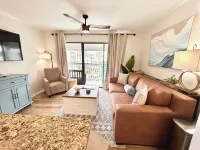 Updated 1-bedroom on Galveston’s seawall with ocean view, children’s bunks, wifi