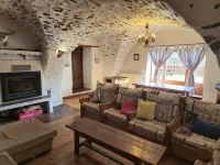 Large family home in the mountains with swimming pool 포숑-드-바흑쓸로네뜨 호텔