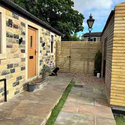 Unique getaway, surrounded by fields close to two great pubs. Hotel Exterior