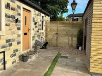 Unique getaway, surrounded by fields close to two great pubs. Hotels in Halifax