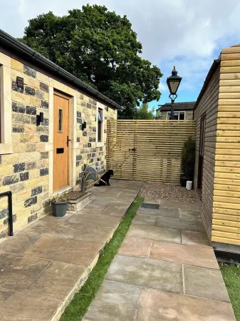 Unique getaway, surrounded by fields close to two great pubs. Отели в г. Галифакс