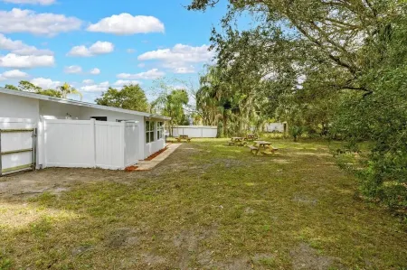 King Bed. Great Parking. Message with Questions.