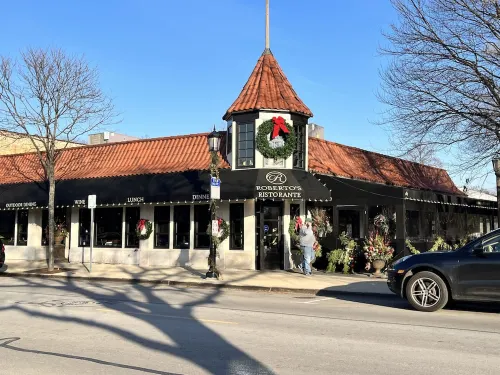 Cozy, modern, & steps to shops! Pet friendly too! Hotels in Elmhurst