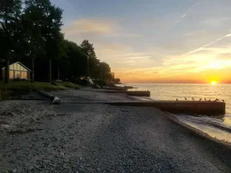 LakePointe Shores #8 Open floor cottage in Madison on the Lake