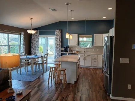 Beautifully Renovated k2B/2B  home The Villages Florida w/gas golf cart included