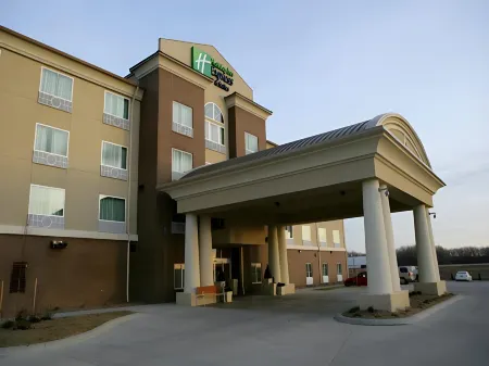 Holiday Inn Salina Отели в г. Смолан