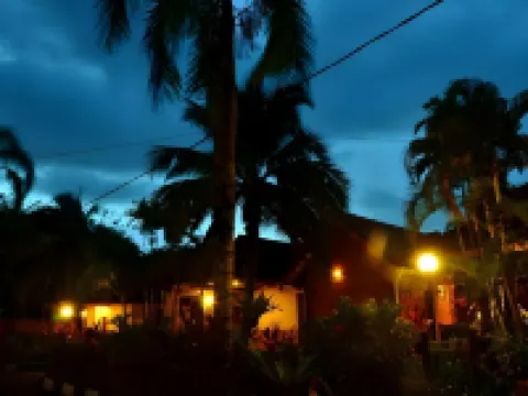 Six Villa Inn Hotels in Paka