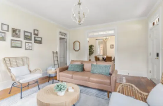 Charming Cottage mins to DT, landmarks, & more!