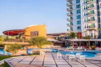 Marbella Suites Bandung - piscina