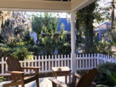 Charming bungalow with wraparound porch in Thunderbolt Hotels in Thunderbolt
