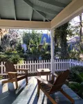Charming bungalow with wraparound porch in Thunderbolt Hotels in Thunderbolt