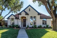 Frisco Luxury Retreat, Oasis backyard, Private Pool & FREE Heated Spa
