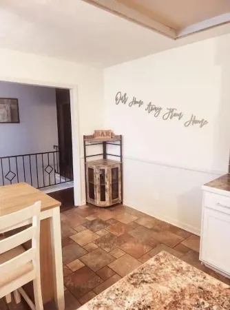 Our Home Away From Home! Отели рядом с достопримечательностью «Christ Temple Church of Lansing»