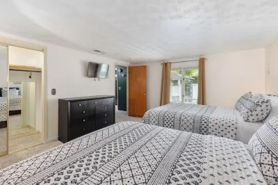 Stylish & Serene Bungalow - 2BR - Fireplace - Backyard Hotel in zona Columbus Museum