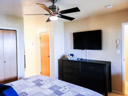 Lovely 2-Bedroom Condo w/ View, Pool, Balcony & BBQ