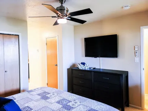 Lovely 2-Bedroom Condo w/ View, Pool, Balcony & BBQ