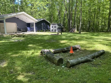Private, Cozy, Quiet on double lot near Beautiful Higgins and Houghton Lakes