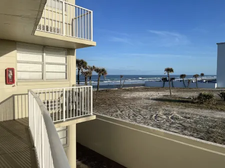Steps to the Beach ! Отели рядом с достопримечательностью «Loggerhead Marina»