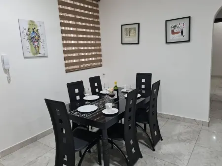 Gorgeous Quiet & Comfy-Close to Highway-Parking Отели в г. Адента Мунисипалити