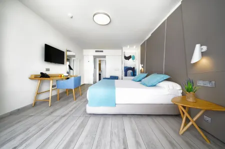 Aqua Suites Отели в г. Кониль