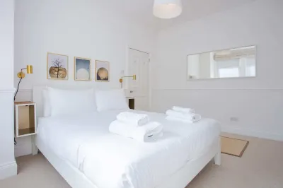 Stylish & Modern 3 Bed Flat in NW London with Garden Hotel dekat BAPS Shri Swaminarayan Mandir, London (Neasden Temple)