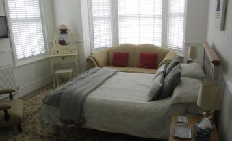 Lovely Spacious 3 Bedded First Floor Apartment