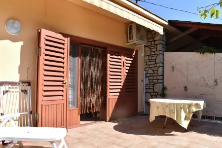 Cozy Family Cottage at the Lake Отели в г. Шиофок