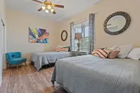 The Wharf 403 Hotel in zona Canal Road Animal Hospital