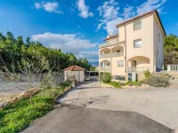 Guest House Stipanovi Dvori Hotels near Tvrđava Perušić