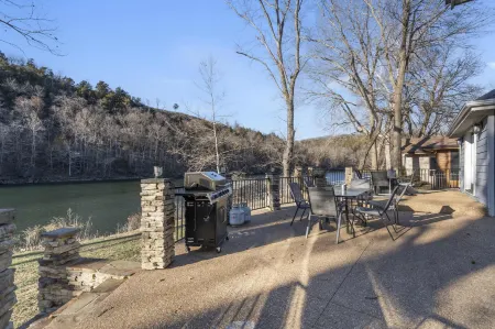 Foggy River Retreat For 16!