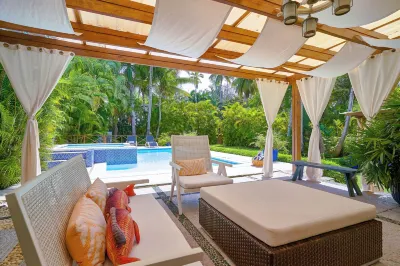 Beach Villa in El Portillo Sleeps 12 Hotel di 