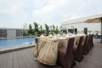 GRAMM HOTEL by Ambarrukmo Yogyakarta - Uima-altaat