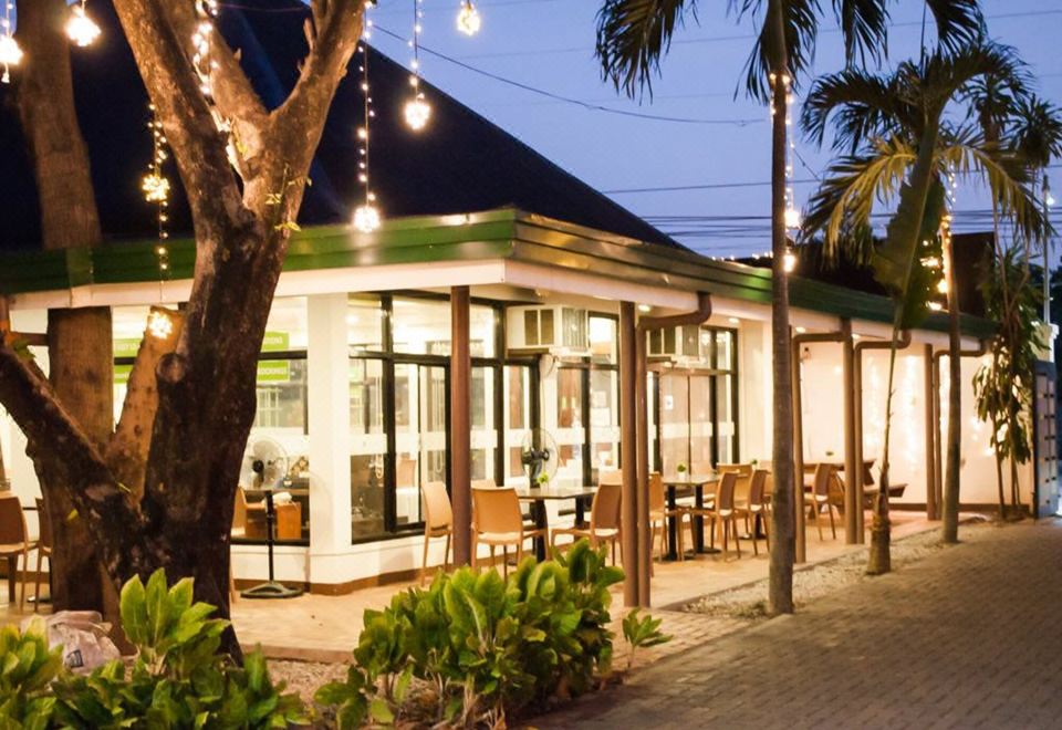 2. 시즌스 호텔 앤..