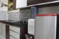 Modern & Contemporary Studio at Beverly Dago Apartment Near Itb - Kitchenette