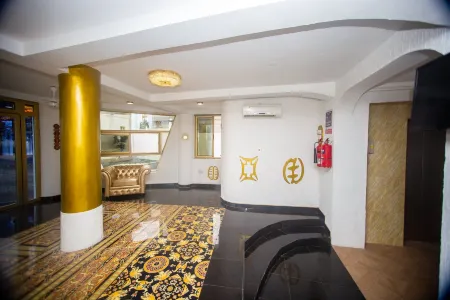 Gold Plaza Hotel Отели рядом с достопримечательностью «Парк Ратрей»