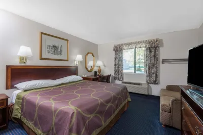 Super 8 by Wyndham Hartford Hotels near University of Hartford