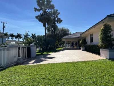 3-bedroom in Davie . WiFi, AC. Pool ,near to Sawgrass Mall, Hard Rock ,F Garden, The Rick Case Arena at the Don Taft University Center周辺のホテル