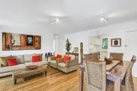BESAKIH @ BYRON BAY central to town & main beach , large garden, pet friendly
