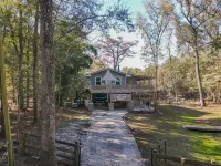 Big Cypress Lodge on Sante Fe River-Sleeps 14, Bring horses, RV and your boat!