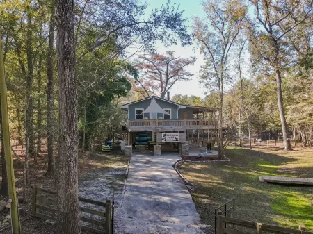 Big Cypress Lodge on Sante Fe River-Sleeps 14, Bring horses, RV and your boat!