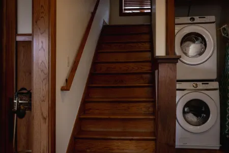 Charming 4 Bedroom home in the heart of Elgin Отели рядом с достопримечательностью «Wing Park»