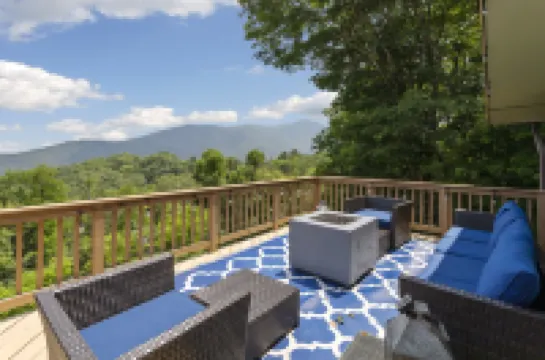 Mountain Views and Game Room - Stunning Family Haven