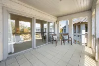 Coastal Oasis with Beach Gear Rentals and Club Access - Beautiful Retreat