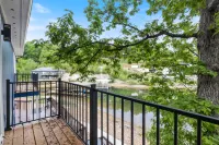 Wave-Free Swimming and Spacious Dock Areas - Tranquil Cove Haven Hotel a Lake Ozark