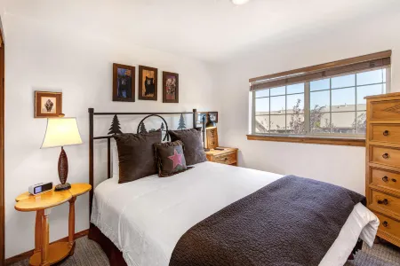 Community Pool and Hot Tub Access - Exquisite Townhouse Retreat