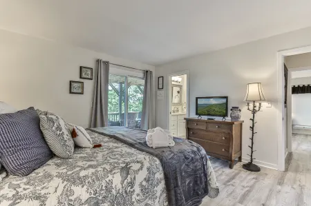 Breathtaking Mountain Vistas and Cozy Living Space - Exquisite Retreat